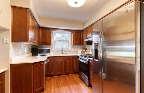 Annapolis House | Charming 4BR 2BA w/outdoor patio & fire pit! 5 min walk to Navy Stadium and DT