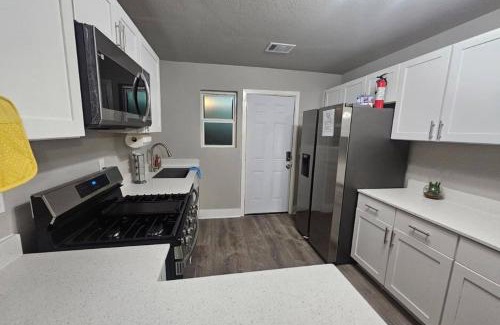 Austin House | Charming 4br Bundle Near Downtown & Airport