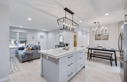 St. Charles House | Charming 4BR near Convention Ctr., Main St, & LU -just 11 minutes to STL Airport