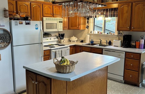 Jamestown House | Charming 5-bedroom/3-bath home with easy access to Lake Cumberland