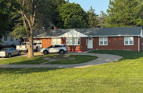 Smithville House | Charming 5-Bedroom B&B in Smithville – Newly Remodeled Gem!