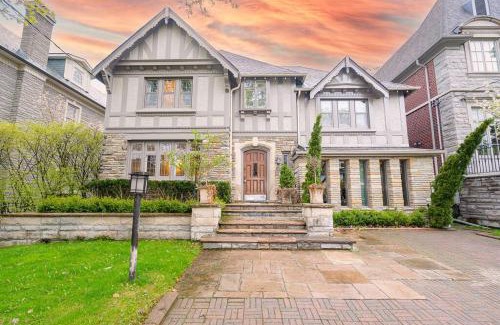 Forest Hill South Villa | Charming 5-Bedroom Forest Hill Home