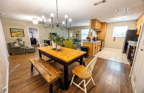Southside House | Charming 5 Bedroom Home w/Hot Tub Near Lackland Air Force Base & Sea World