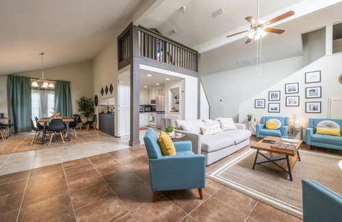 Temple House | Charming 5 Bedroom w/Self Check-In, Garage Parking & Pet Friendly