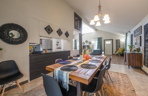 Temple House | Charming 5 Bedroom w/Self Check-In, Garage Parking & Pet Friendly