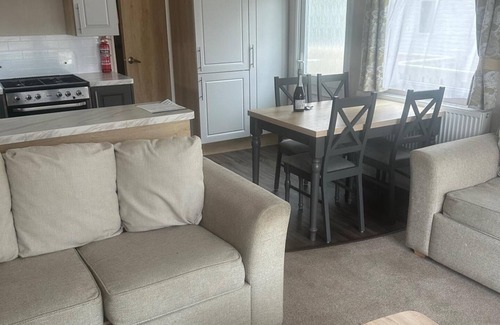 Prestonpans Cabin | Charming 5-Beds Caravan in beautiful Seton Sands