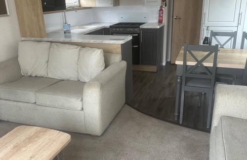 Prestonpans Cabin | Charming 5-Beds Caravan in beautiful Seton Sands