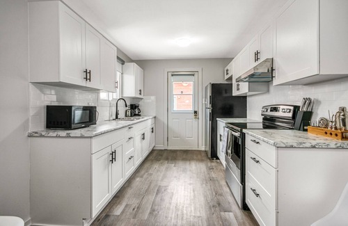Sudbury House | Charming 5br New Sudbury home w/AC, Cable + Wifi