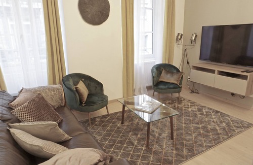 Bordeaux City Centre Apartment | Charming 66 m² apartment with balcony and parking lot, city center