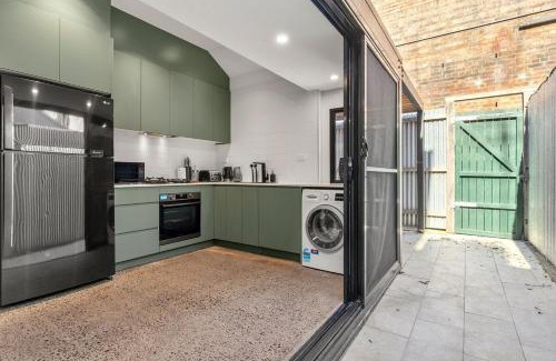 Millers Point Apartment | Charming 8 Person Home Near Harbour and Barangaroo