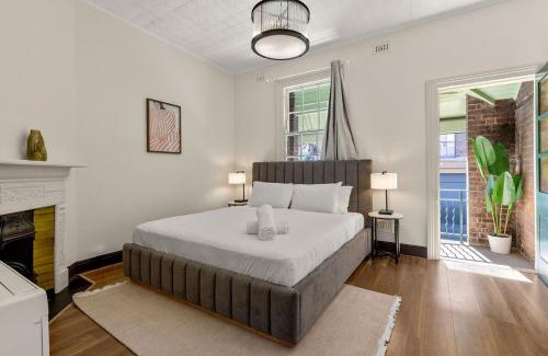 Millers Point Apartment | Charming 8 Person Home Near Harbour and Barangaroo