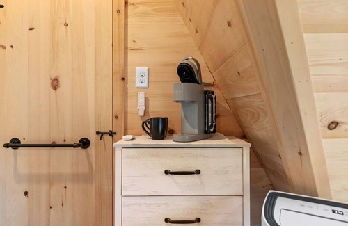 Oxford Cabin | Charming A-Frame Cabin | Cold Plunge Tub | Hot Tub