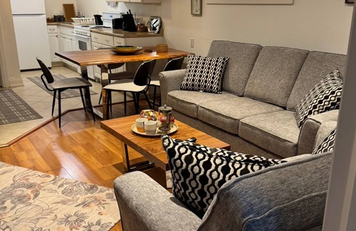 Aurora House | Charming and clean 2-bedrooms basement in Aurora