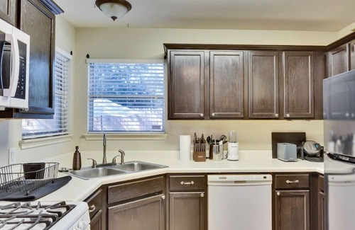 Kyle House | Charming and Comfort 3BR 2BA Retreat in Kyle