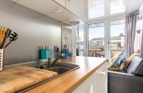 Zwartsluis Boat Rental | Charming and cozy Houseboat near Giethoorn
