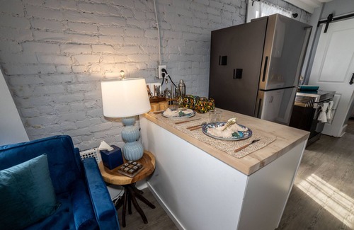 Hilltop House | Charming and Cozy Oasis ~ Free on site parking