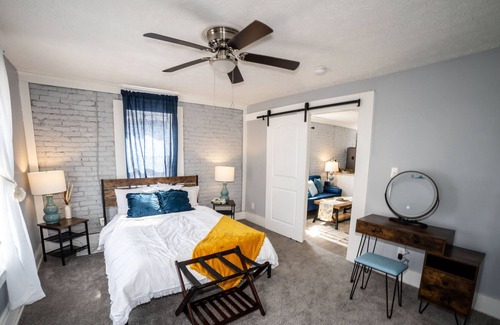 Hilltop House | Charming and Cozy Oasis ~ Free on site parking