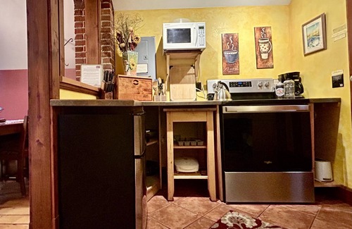 Nelson Apartment | Charming and Eclectic Downtown Studio