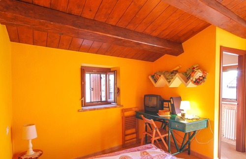 Falerone House | Charming and family friendly stone house in a beautiful location with panoramic views.