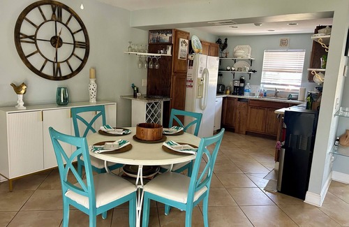 Diplomat House | Charming and peaceful 2-bed 2 bath house with WiFi, AC. for Fam kids and pets