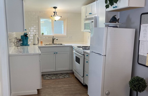 Celina House | Charming and quaint cottage that is nestled within Windy Point !