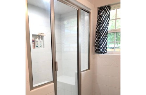 Shearer Hills - Ridgeview House | Charming and Spacious Home Nearby Many Attractions