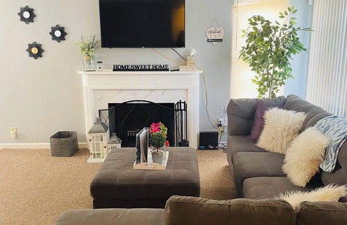 Gary House | Charming and spacious 3-bedroom townhome with WiFi and amenities in Gary