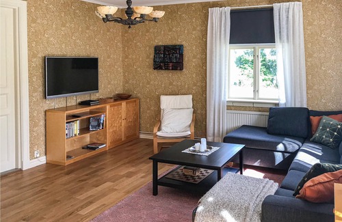 Savsjo House | Charming and spacious cottage in beautiful location on the shore of the fish-rich lake Vallsjön in S