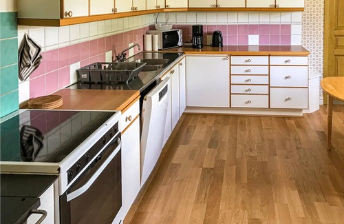Savsjo House | Charming and spacious cottage in beautiful location on the shore of the fish-rich lake Vallsjön in S