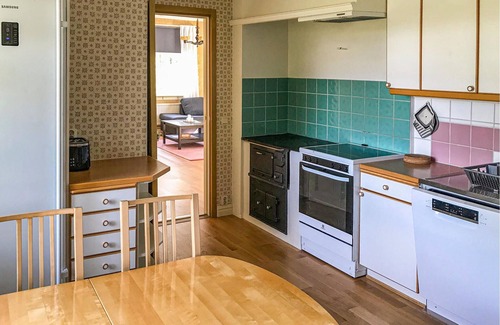 Savsjo House | Charming and spacious cottage in beautiful location on the shore of the fish-rich lake Vallsjön in S