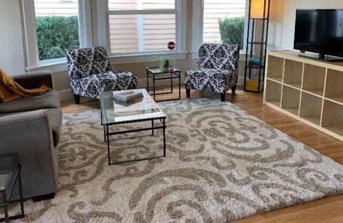 Port Gardner Apartment | Charming and Spacious Port Gardner Flats Apt Steps to Downtown Everett Amenities