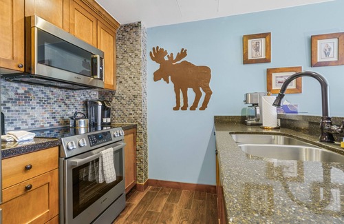 Park City Condo | Charming and spacious Sundial Lodge condo in the heart of Canyons Village