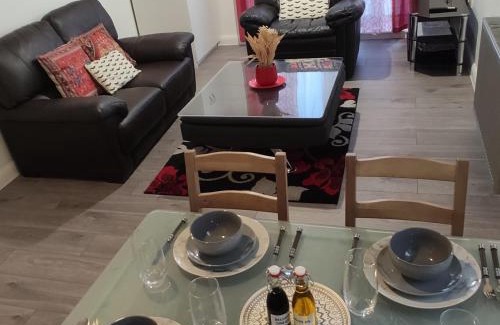 Alibon Apartment | Charming and Stylish 2-Bed Apart - London Dagenham