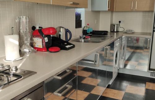 Alibon Apartment | Charming and Stylish 2-Bed Apart - London Dagenham