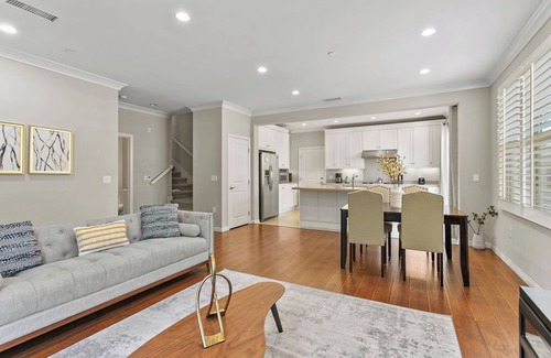 Stonegate House | Charming and Stylish 3 Bedroom End Unit Townhouse Awaits Your Arrival #25