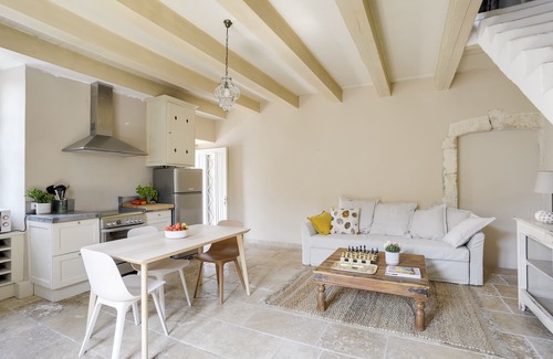Eygalieres Apartment | Charming apartment in town house in the heart of Eygalieres