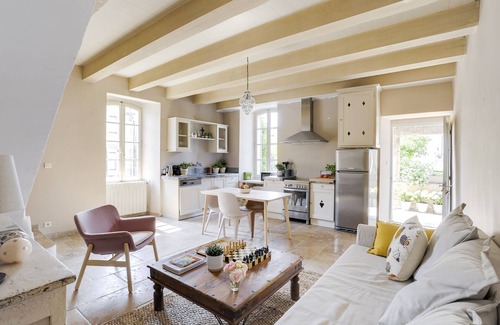 Eygalieres Apartment | Charming apartment in town house in the heart of Eygalieres