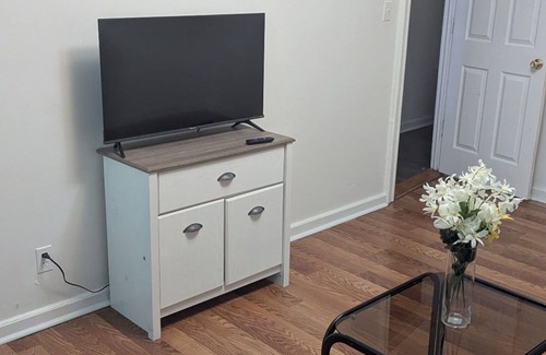 Queens Apartment | Charming apartment in Queens with WiFi and AC near to airport, train & shopping