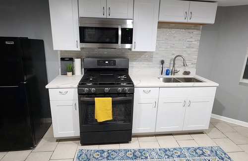 Woodlawn Apartment | Charming apartment Near University of Chicago