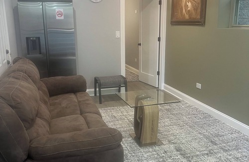 Oakland Apartment | Charming apartment with AC in vibrant Chicago. A 1-bedroom + a living room