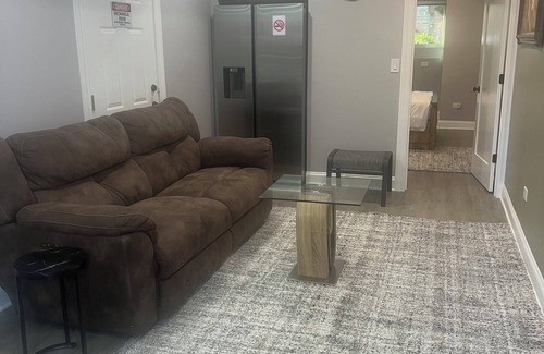 Oakland Apartment | Charming apartment with AC in vibrant Chicago. A 1-bedroom + a living room