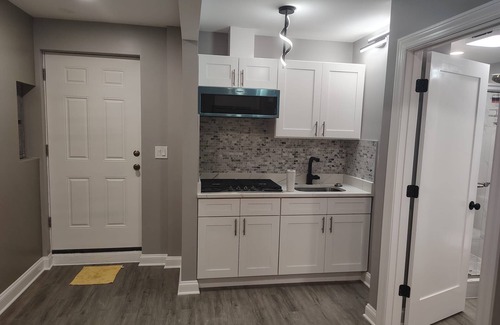 Oakland Apartment | Charming apartment with AC in vibrant Chicago. A 1-bedroom + a living room