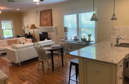 Gillespie Park House | Charming Artist 2-bedroom bungalow in Historic Gillespie Park