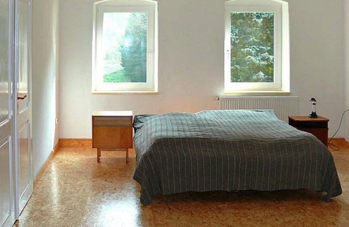 Grossschirma Villa | Charming attic apartment in a villa with park in Großschirma