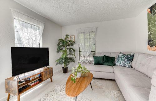 West Oak Hill House | Charming Austin Home on 2 Acres BBQ and Yard!