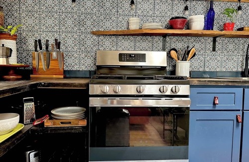 Govalle Cottage | Charming Back House . Free Bikes . Tesla Charger