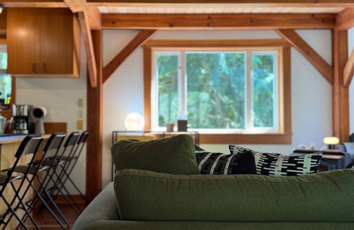 Bainbridge Island Cottage | Charming Bainbridge Island Cottage with Comforts