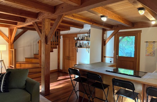 Bainbridge Island Cottage | Charming Bainbridge Island Cottage with Comforts