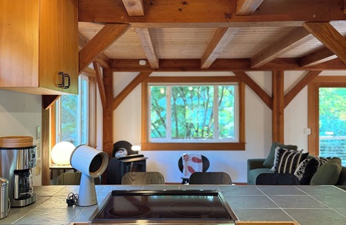Bainbridge Island Cottage | Charming Bainbridge Island Cottage with Comforts