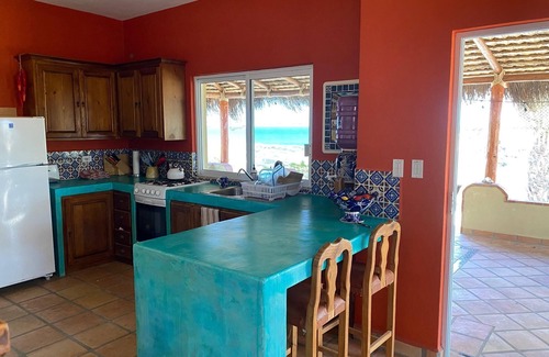 Vinorama House | Charming Beach Bungalow with Ocean View and AC!